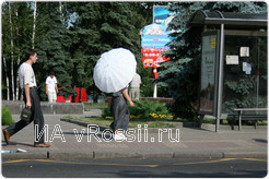 Зонтики  спасают курян от солнечных лучей, но не от жары. 