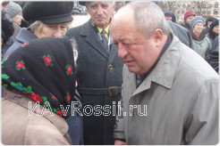 Владимир Могильников приехал на митинг пораньше и успел пообщаться с народом. На фото: бабушка жалуется мэру на отсутствие отопления в квартире. Владимир Сергеевич обещал решить проблему сегодня же. 
