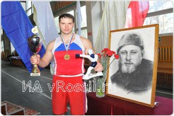 В руках Сергея Чугунова главный приз турнира