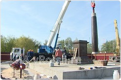 Для установки стеллы потребовался 50-тонный кран