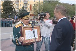 Торжественный момент - вручение грамоты 