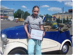 Ирина Ольховская серьезно занимается ушу, принимает участие в общероссийских соревнованиях и может одолеть любого мальчишку! А еще Ира здорово рисует. Например, над открыткой для ветеранов девочка трудилась целых два дня... в свободное время от занятий в школе и спортом.