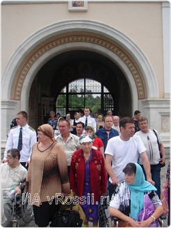 Постояльцы дарковичского дома-интерната получили возможность прикоснуться к мощам святых оптинских старцев