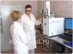 Главный врач наркодиспансера Брянской области Владимир Харитоненков знакомится с новым оборудованием