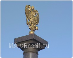 Семиметровую стеллу украшает двуглавый орел