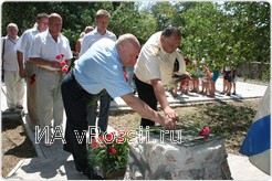 Главный федеральный инспектор в Брянской области Николай Бурбыга возлагает цветы к мемориалу брянским воинам 35-го пехотного полка