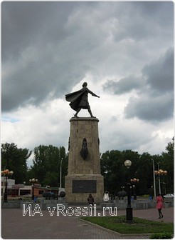 Памятник Петру Великому на одноименной площади в Липецке
