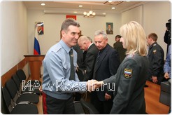 Начальник УВД Брянской области Валентин Кузьмин поздравляет победителей спартакиады