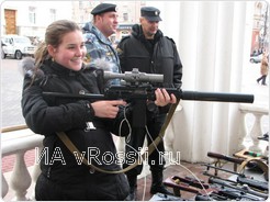 Любой желающий мог подержать в руках настоящее боевое оружие