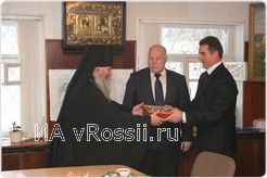 Начальник УВД Брянской области Валентин Кузьмин передает епископу Брянскому и Севскому Феофилакту пожертвования от милиционеров