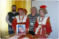 зав. кафедрой фольклористики и этнографии Татьяна Дианова, учитель Елена Гродненская и Аня Мажукина на чтениях доклада в Москве