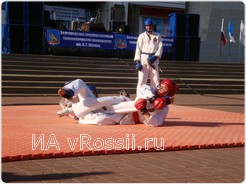 провели для зрителей своеобразный мастер-класс по армейскому рукопашному бою