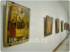 На выставке представлено более 50 картин