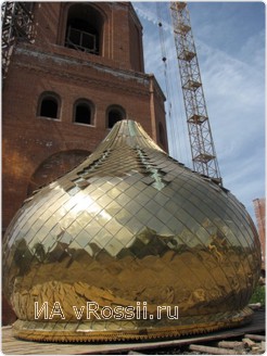 <i>Первый купол, весом около 12 тонн, установили на главную колокольню еще в июне. Фото sobory.ru</i>