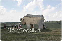 Огромный бык охраняет вход в парк