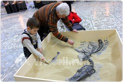 <em>Посетители выставки за раскопками</em>