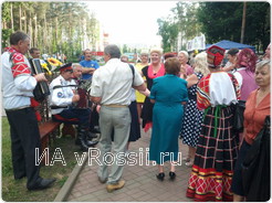 Многие поддались настроению весёлой ярмарки - пели и плясали вместе с участниками выставки 