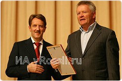 Президент Федерации дзюдо России Алексей Гордеев награждает Юрия Петрухина (декабрь 2006 г.)