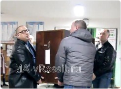 Лишнюю урну с бюллетенями выносят на улицу...