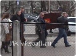 ... и уносят...