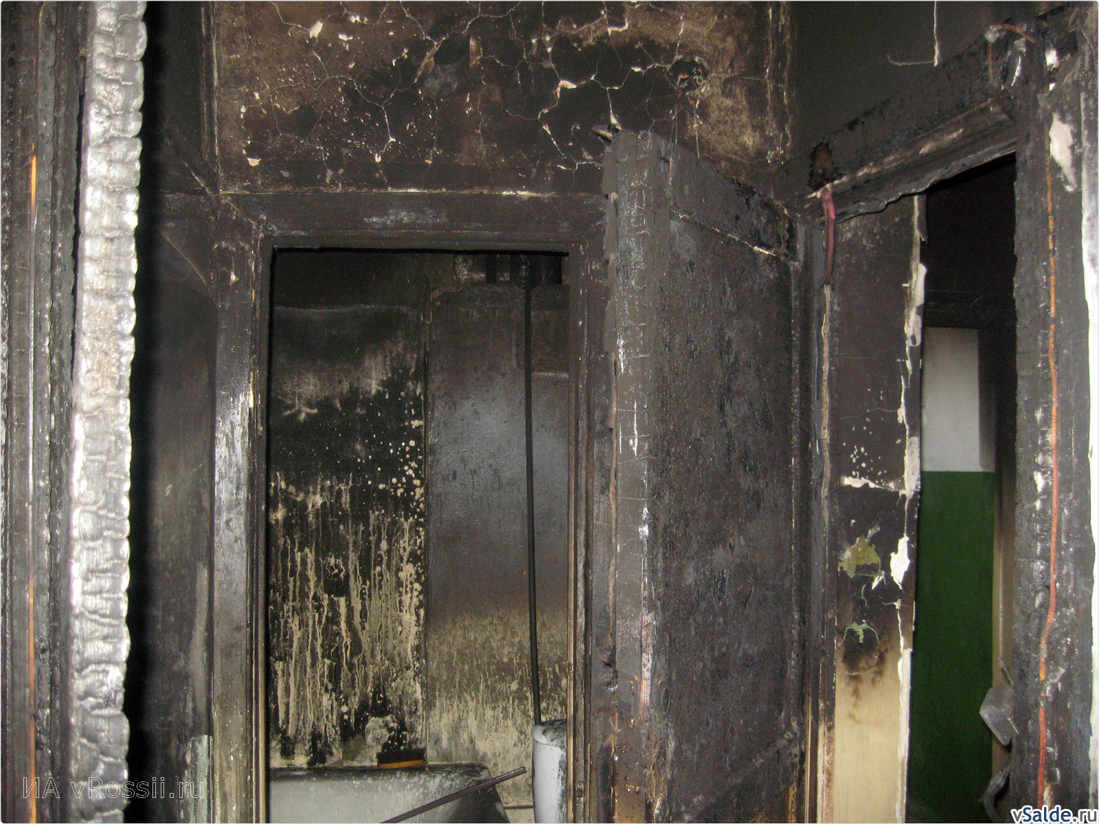 Подъезд после пожара. Сгоревшая входная дверь. Дверь после пожара. Сгоревшие подъездные двери.